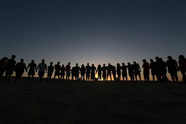Quelle: pixabay.de / josephredfield, https://pixabay.com/de/photos/menschen-freunde-zusammen-gl%c3%bccklich-4050698/, Freie kommerzielle Nutzung Kein Bildnachweis nötig Gruppe Menschen im Gegenlicht